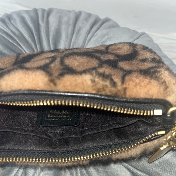 Coach X Jennifer Lopez Brown and Black Shoulder Bag with Elegant Design - Picture 4 of 5